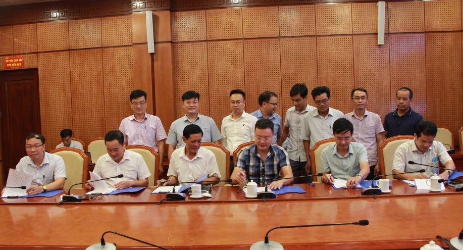 Đồng chí Lê Mạnh Tuyến, Phó Chủ tịch TT UBND TX, chứng kiến việc ký kết bàn giao diện tích mặt bằng sạch giữa các địa phương có dự án đi qua với Tập Vingroup - Công ty Cổ phần Vin Homes.