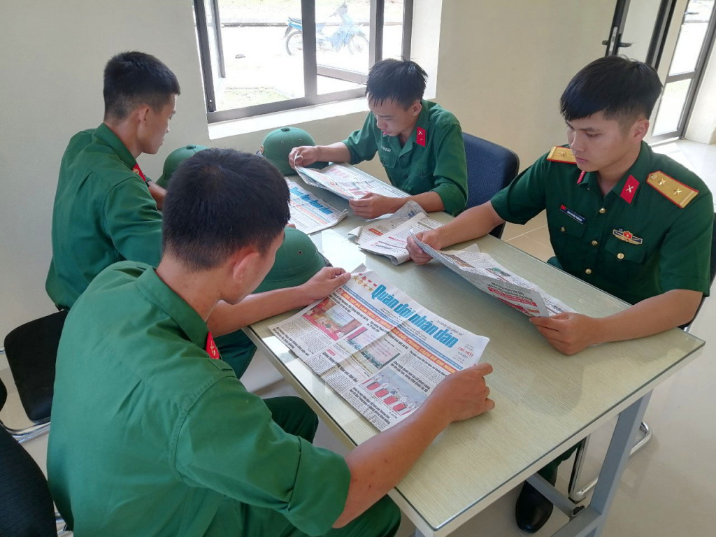 Soldiers of Tran island read newspapers in their post office.
