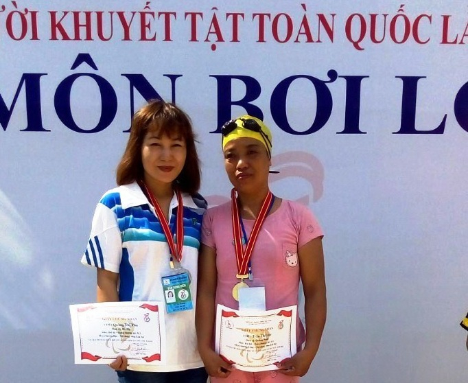 VĐV Trần Thị Hoa đạt HCV nội dung bơi ếch cự ly 100m tại Giải Thể thao Người khuyết tật toàn quốc năm 2017.