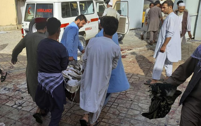 IS đánh bom nhà thờ Hồi giáo ở Afghanistan, gần 190 người thương vong ảnh 1