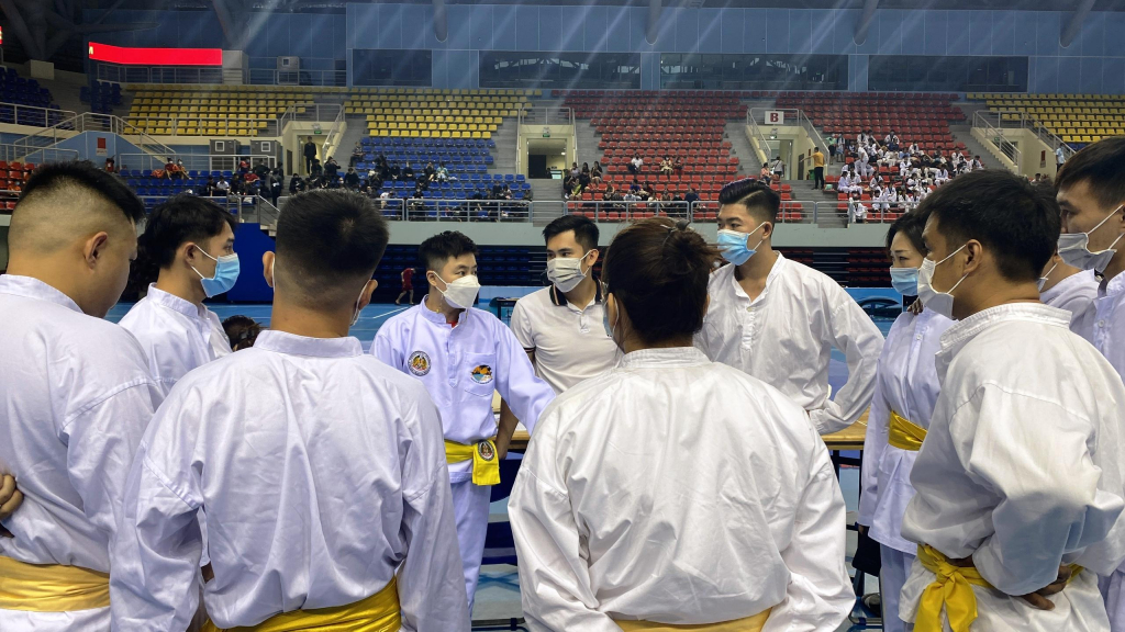 Huấn luyện viên Nguyễn Thái Linh môn Pencak Silat dặn dò các VĐV trước khi bước vào thi đấu.