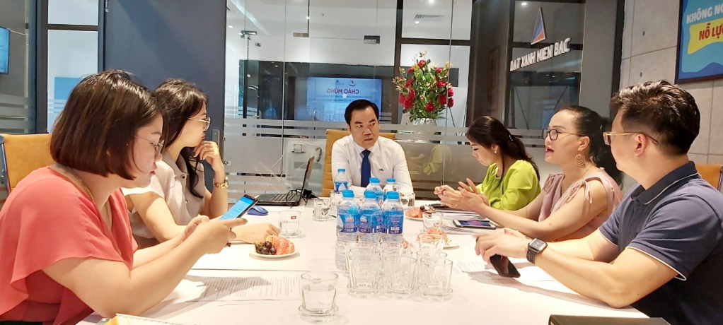 Anh Nguyễn Văn Văn (giữa) là 1 trong 10 doanh nhân 