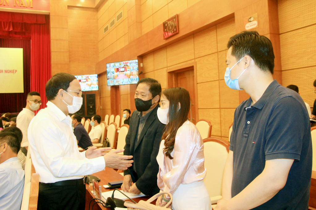 Đồng chí Nguyễn Xuân Ký, Ủy viên Trung ương Đảng, Bí thư Tỉnh ủy, Chủ tịch HĐND tỉnh, trao đổi cùng doanh nghiệp tại hội nghị tháo gỡ khó khăn cho doanh nghiệp tháng 8/2021.