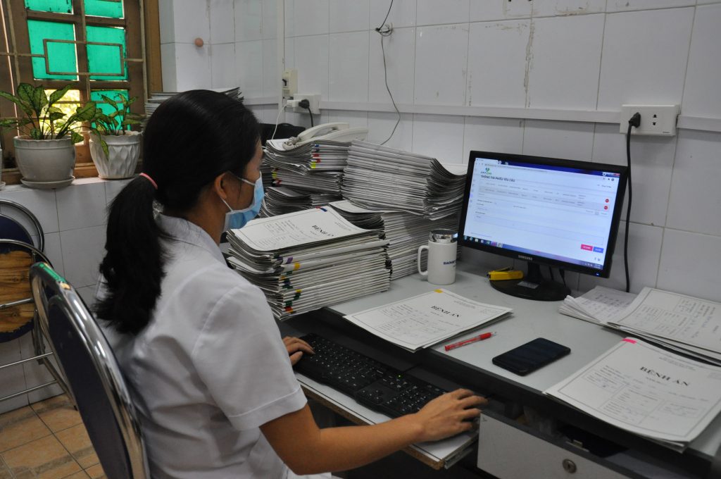 Nhân viên Bệnh viện Đa khoa tỉnh chuyển bệnh án điện tử của bệnh nhân BHYT sang BHXH tỉnh qua phần mềm.