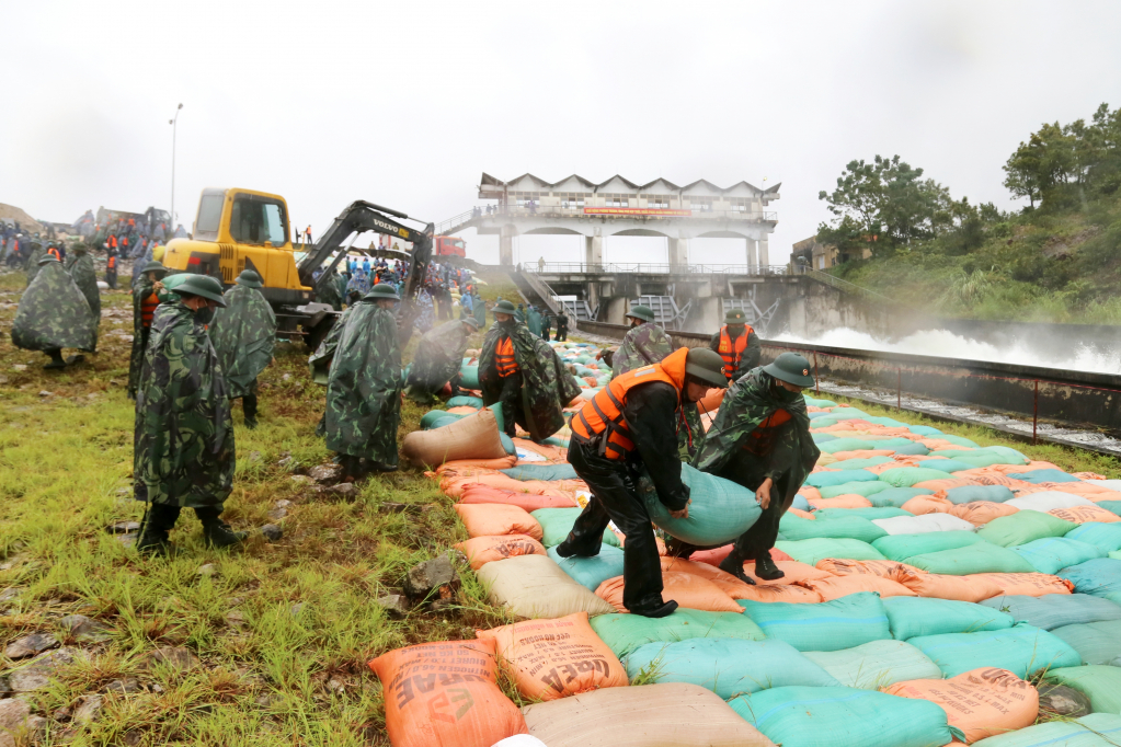 Diễn tập xử lý tình huống nguy cơ vỡ đập hồ Yên Lập, tại TX Quảng Yên.