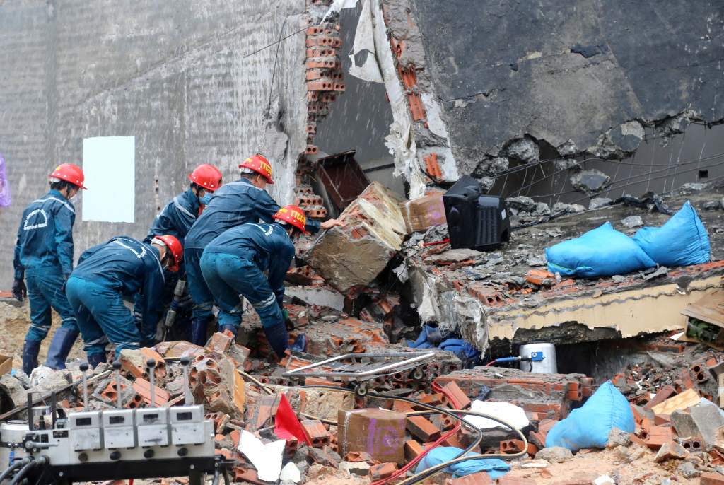 Lực lượng thuộc Trung tâm cấp cứu mỏ - Vinacomin diễn tập cứu người bị vùi lấp do sập đổ công trình.