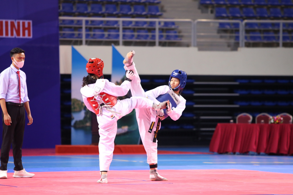 Màn đối đầu kịch tính giữa các VĐV nữ môn Taekwondo với nhiều đường quyền đẹp mắt.