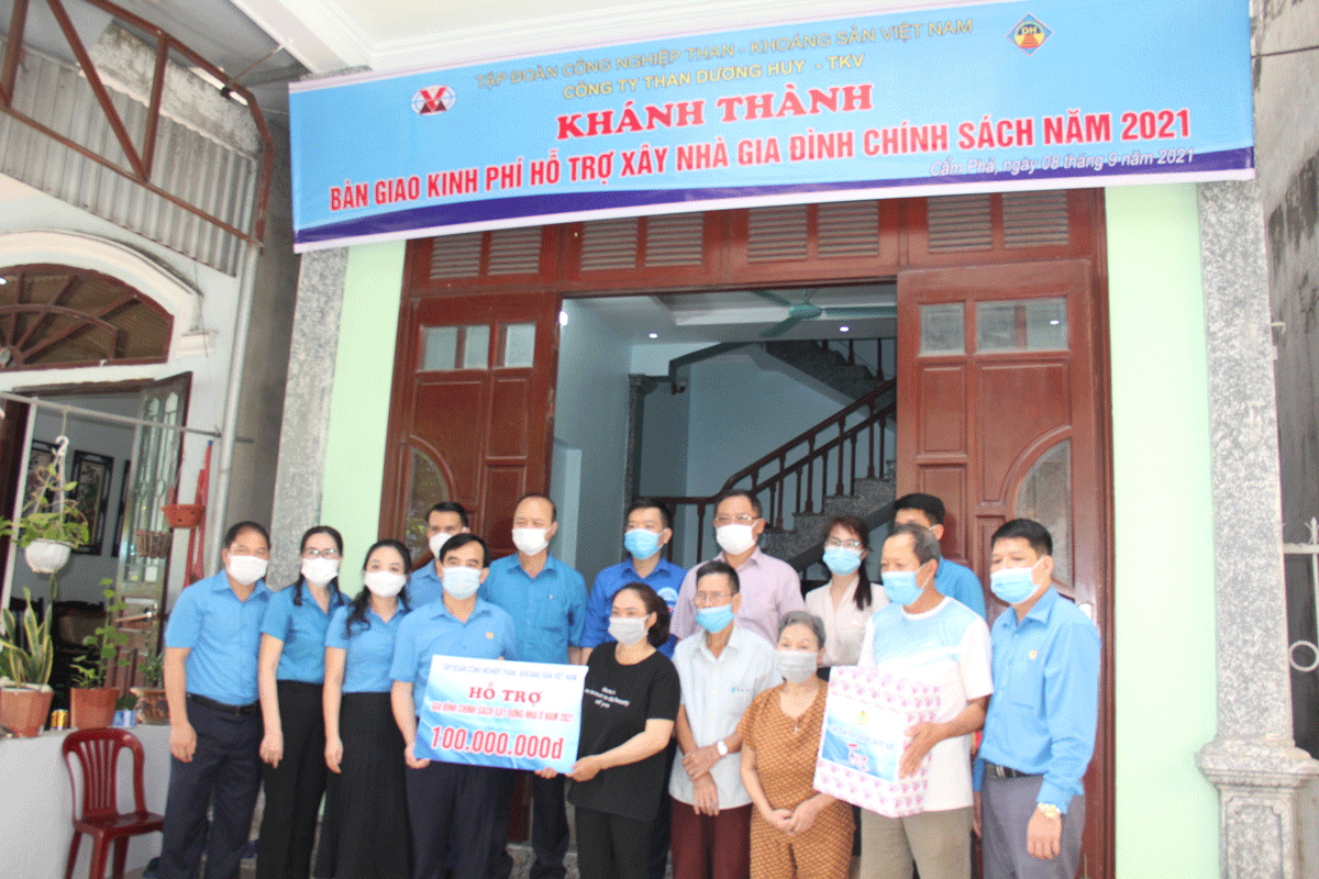Chủ tịch Công đoàn TKV Lê Thanh Xuân trao hỗ trợ xây nhà cho gia đình chị Nguyễn Thị Oanh.