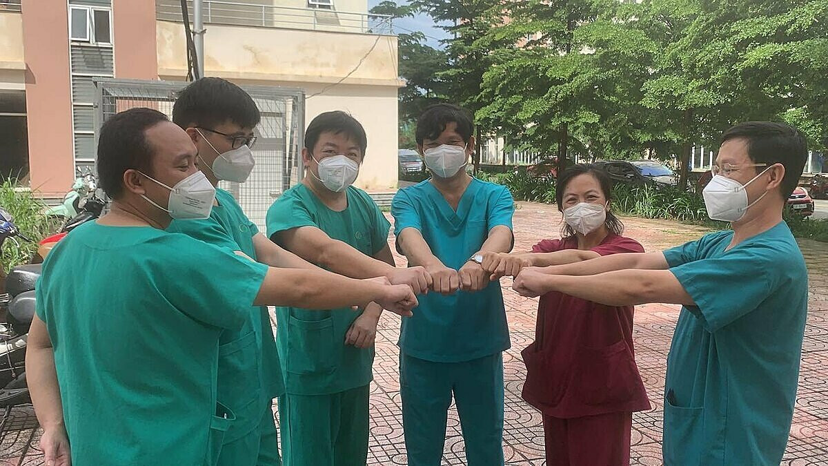 Doctors and nurses from Quang Ninh Province take a picture together on their last day at 12th Covid field hospital in District 2. Photo courtesy of the hosital