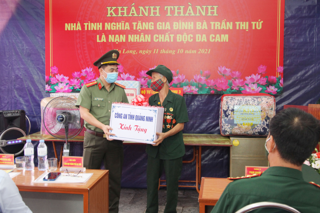Đại diện Công an tỉnh Quảng Ninh tặng quà gia đình bà Trần Thị Tứ.