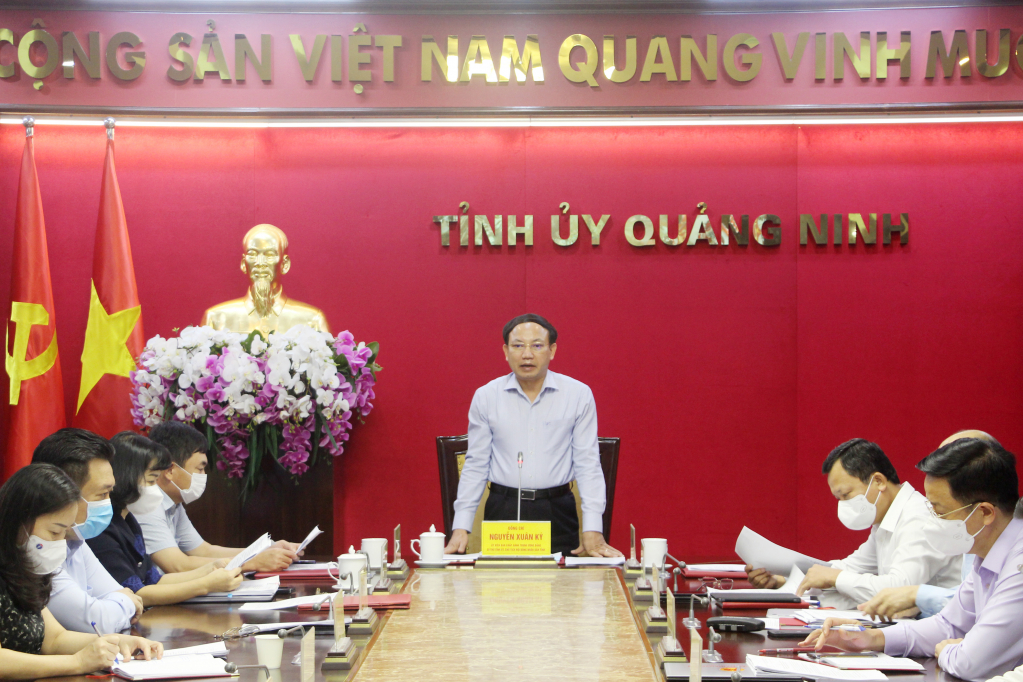 Đồng chí Nguyễn Xuân Ký, Ủy viên Trung ương Đảng, Bí thư Tỉnh ủy, Chủ tịch HĐND tỉnh, kết luận cuộc họp.