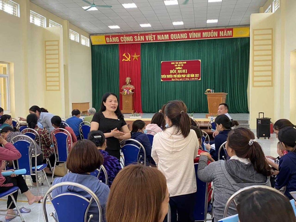 Ban Dân tộc tỉnh tuyên truyền phổ biến pháp luật tại huyện Vân Đồn, tháng 4/2021. (Ảnh: Ban Dân tộc tỉnh)