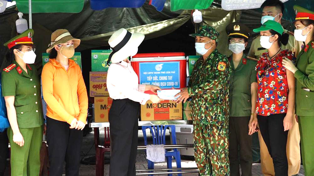 Chị em Hội LHPN TP Cẩm Phả trao tặng nhu yếu phẩm cho chốt kiểm soát phòng chống dịch tại Vũng Đục, phường Cẩm Đông