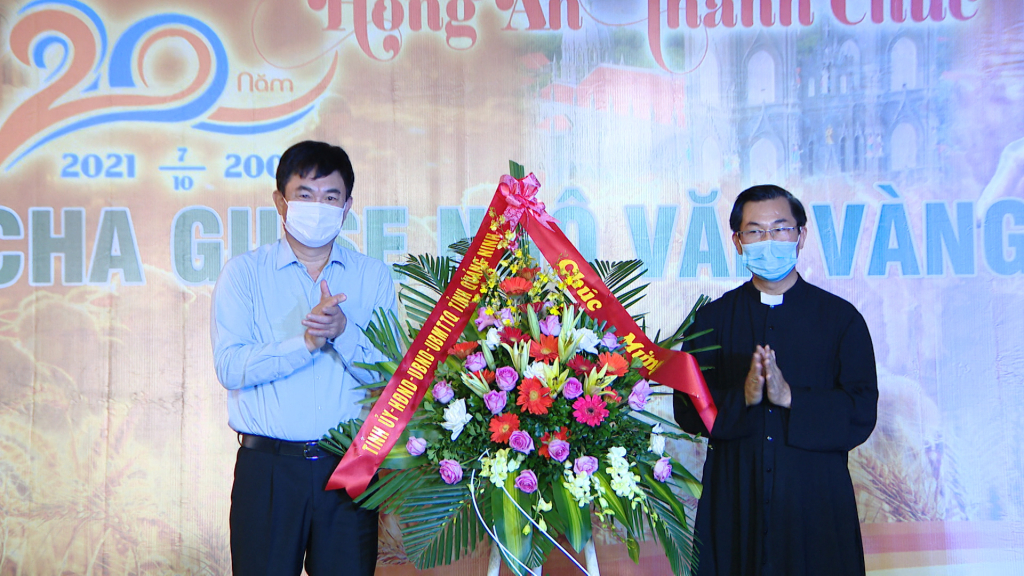 Đồng chí Ngô Hoàng Ngân, Phó Bí thư Thường trực Tỉnh ủy, Trưởng đoàn Đại biểu Quốc hội tỉnh chúc mừng Linh mục Ngô Văn Vàng