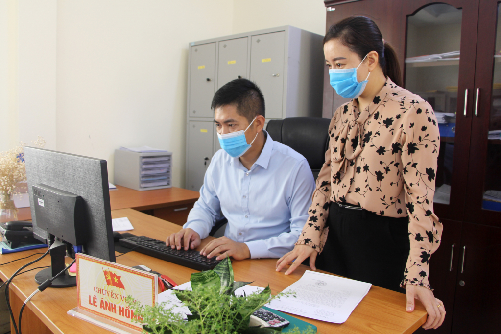 Lãnh đạo Cơ quan Tổ chức - Nội vụ huyện Hải Hà trao đổi nghiệp vụ với cán bộ công chức của cơ quan.