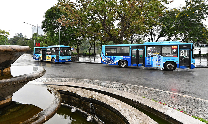 Buses run by Hanoi's Hoan Kiem Lake in April 2021. Photo by VnExpress/Giang Huy