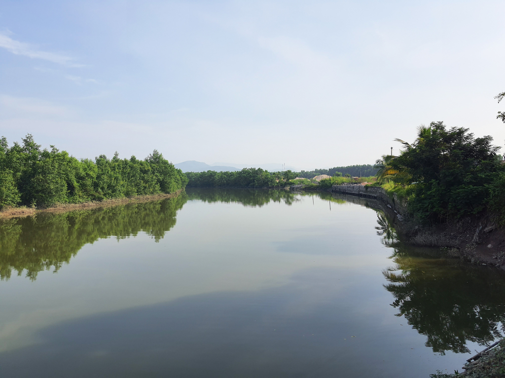 Dọc các bờ sông trên địa bàn TP Uông Bí, bao gồm cả dòng sông Sinh (trong ảnh) đều không có các bến đỗ tự phát.