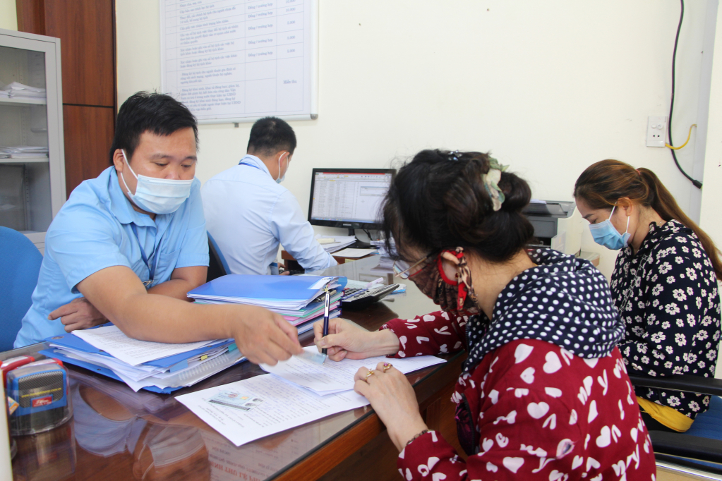 Cán bộ công chức thị trấn Quảng Hà hướng dẫn người dân kê khai thủ tục hành chính.