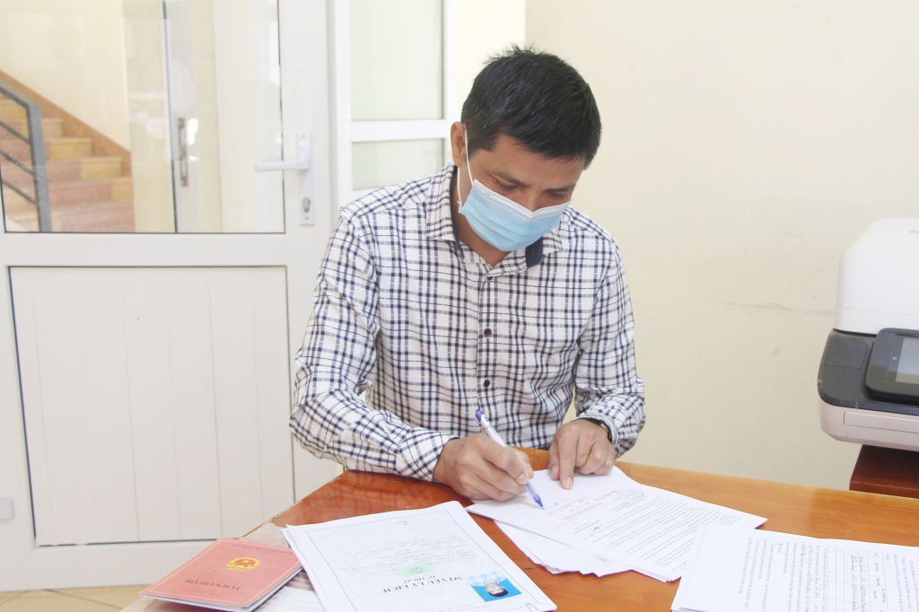 Chủ tịch UBND thị trấn Quảng Hà Phan Văn Việt giải quyết thủ tục hành chính của nhân dân tại bộ phận tiếp nhận và trả kết quả hiện đại thị trấn.