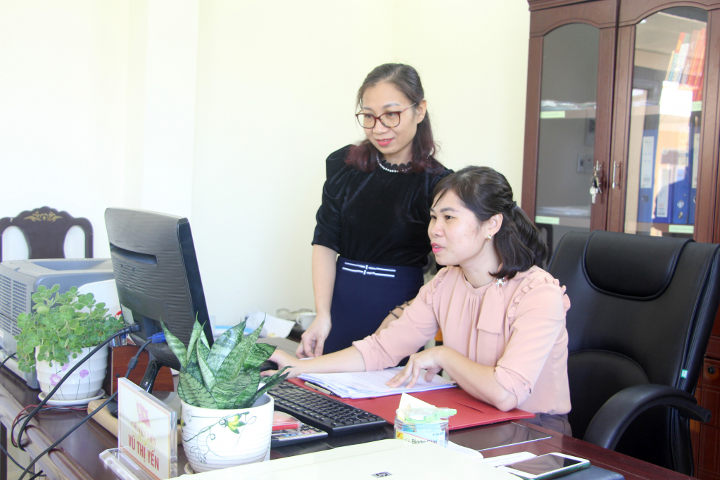 Cán bộ công chức Ban Tuyên giáo - Trung tâm Bồi dưỡng chính trị huyện trao đổi công việc.