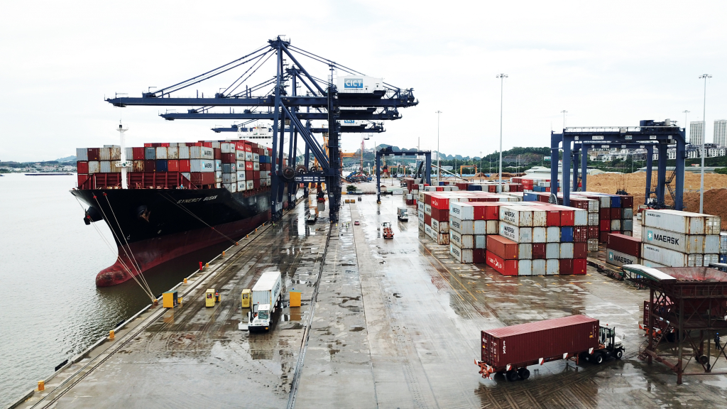 Cảng Cái Lân tiếp nhận tàu container vào làm hàng.
