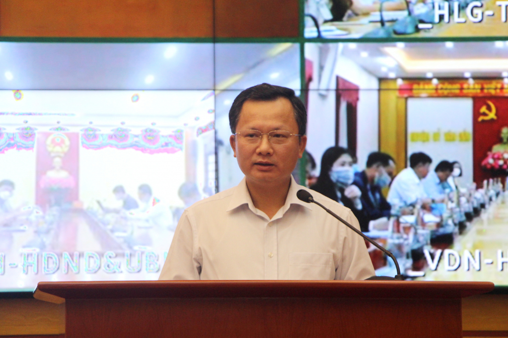 Đồng chí Cao Tường Huy, Phó Chủ tịch Thường trực UBND tỉnh báo cáo tại hội nghị.