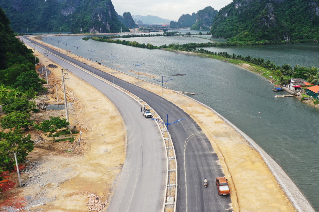 The road has a total length of 18.7km, including 10.2km passing through Cam Pha city. The section on Cam Pha city has almost been finished.