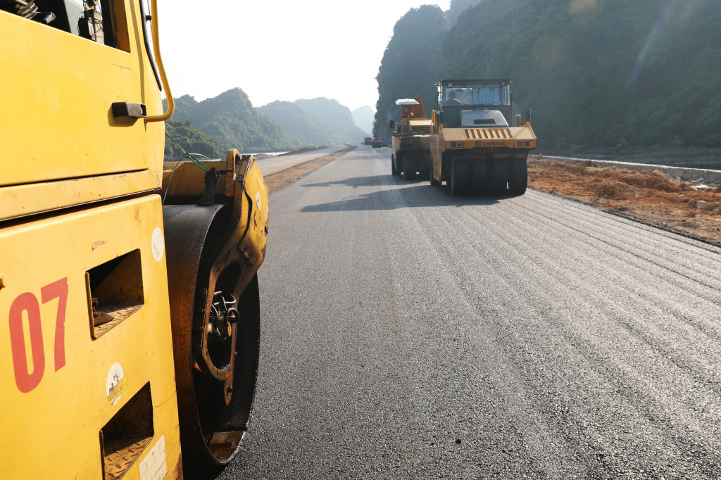 The construction of the section on Ha Long city began later than the Cam Pha one, in March 2020, due to some changes in its design. The constructors have currently speeded up the progress to finish this section by October 2021.