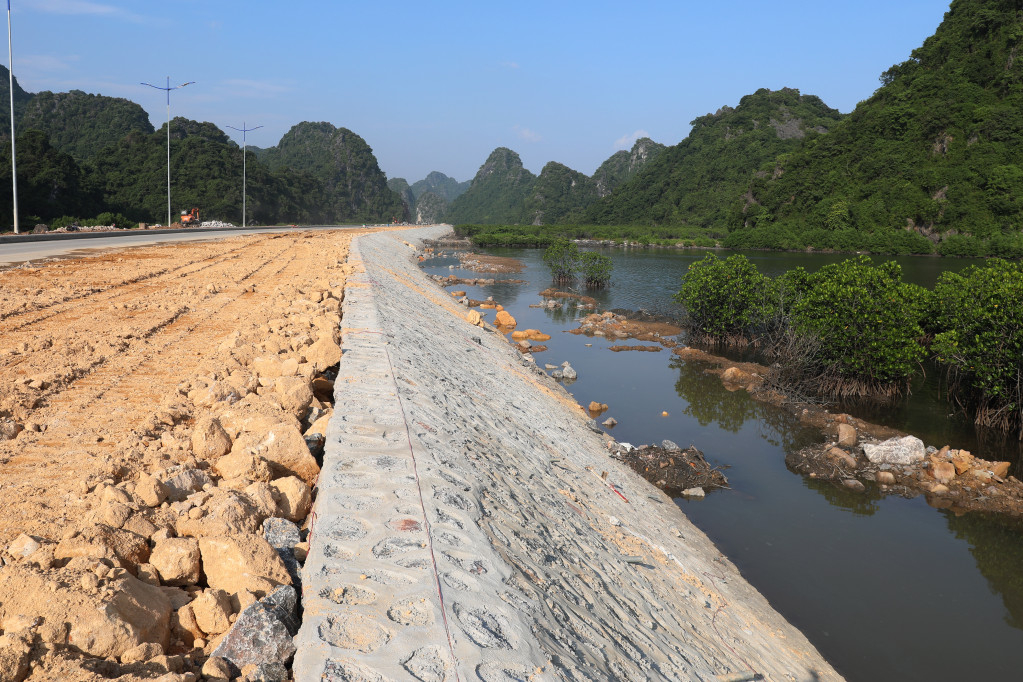 The sea-side talus roof of the 6-lane roadbed has also been completed.