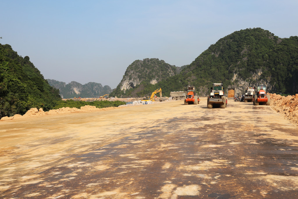 The 4-kilometer sea route has been constructed with the K98 embankment. The asphalt pavement is scheduled to be built in November 2021 in order to ensure the route will be completed  in December 2021.
