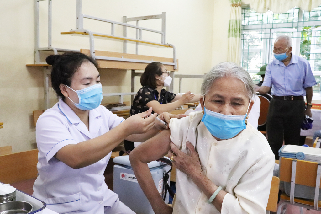 Bắt đầu từ sáng ngày 9/10, người dân TP Móng Cái, huyện Hải Hà, Đầm Hà và Ba Chẽ được tiêm vắc-xin mũi 2 phòng chống dịch Covid-19.