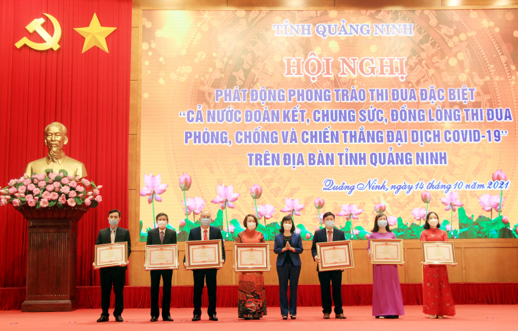 Đồng chí Trịnh Thị Minh Thanh, Phó Bí thư Tỉnh ủy, Phó Chủ tịch Thường trực HĐND tỉnh, trao tặng Bằng khen của Chính phủ cho các cá nhân có thành tích trong công tác, góp phần vào sự nghiệp xây dựng CNXH và bảo vệ Tổ quốc.
