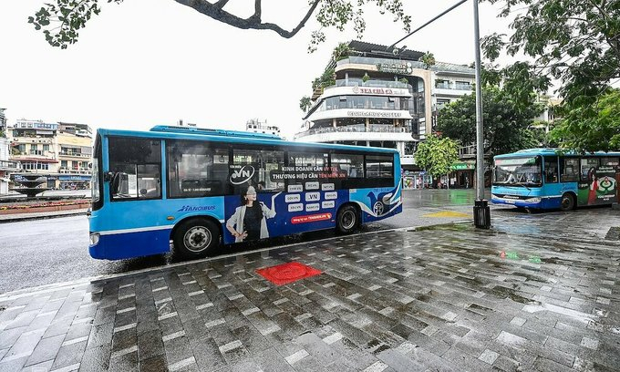 Buses resume operations in Hanoi on October 14, 2021. 