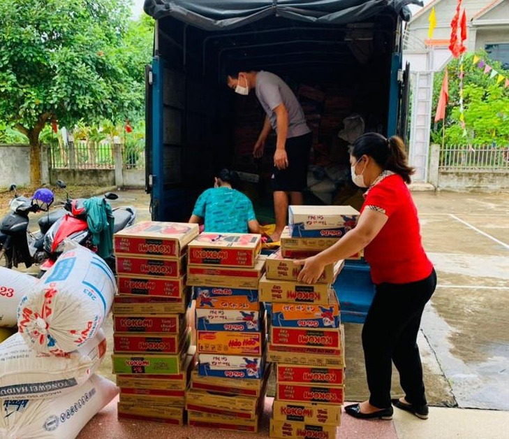 Cán bộ, hội viên phụ nữ huyện Đầm Hà chuyển lương thực gửi đến đồng bào miền Nam gặp khó khăn do dịch Covid -19. Ảnh: phunuquangninh.vn
