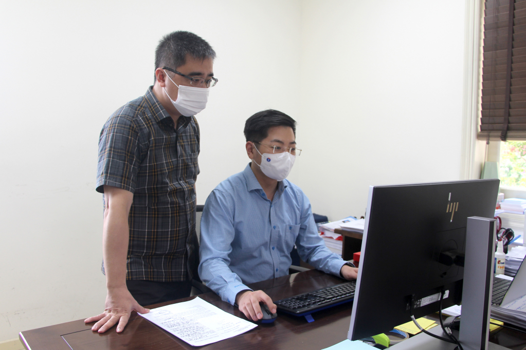 Đồng chí Nguyễn Chí Thành, Chánh Văn phòng Tỉnh ủy (đứng) trao đổi công việc với cán bộ văn phòng Tỉnh ủy.