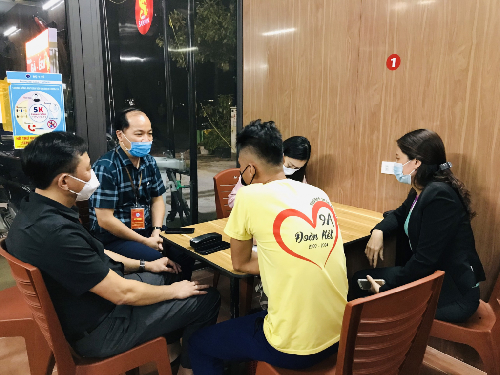 Đoàn kiểm tra làm việc tại 1 nhà hàng ở Khu đô thị Tây cầu Trới, phường Hoành Bồ