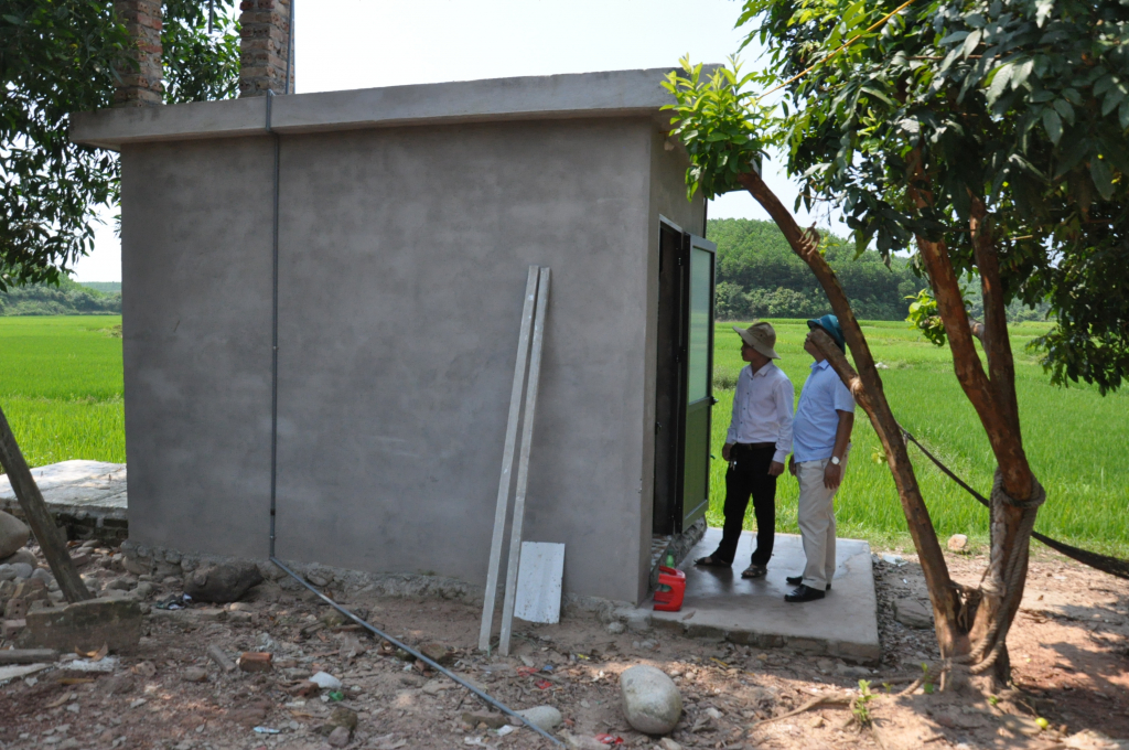 Với sự hỗ trợ của các các tổ chức chính trị- xã hội, doanh nghiệp, nhiều hộ dân ở xã Quáng Sơn, huyện Hải Hà đã xây dựng nhà tieeu hợp vệ sinh.