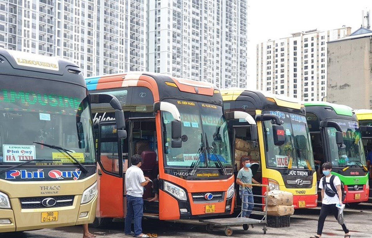 Tổ chức hoạt động vận tải hành khách sẽ tùy thuộc vào phân loại từng cấp độ dịch. (Ảnh: CTV/Vietnam+)