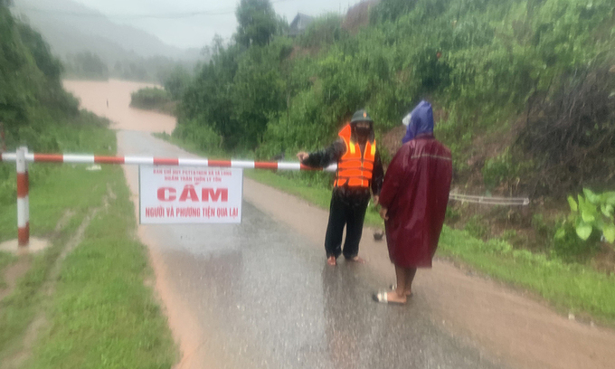 Border guards in Quang Tri Province set up a barrier to prevent people from entering a dangerous area under heavy rain, October 17, 2021. 