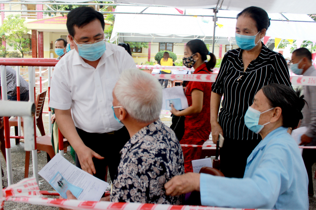 Bí thư Thành ủy Móng Cái động viên các cụ cao tuổi tiêm vắc xin mũi 2 trên địa bàn thành phố