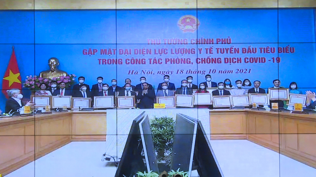 Thủ tướng Chính phủ tặng bằng khen cho một số nhân viên y tế tại điểm cầu Hà Nội.
