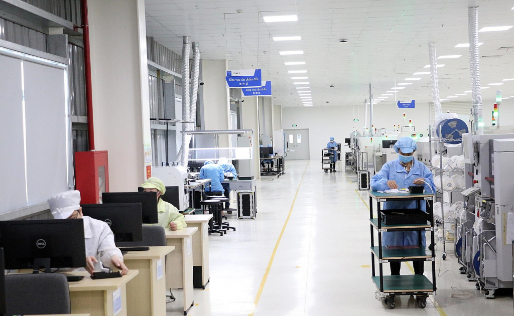Khu làm việc của công nhân Công ty TNHH Kỹ thuật điện tử Tonly Việt Nam (KCN Đông Mai).