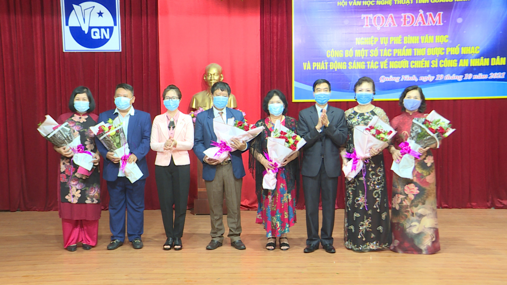 Lãnh đạo Hội VHNT Quảng Ninh tặng hoa chúc mừng các tác giả có thơ phổ nhạc.