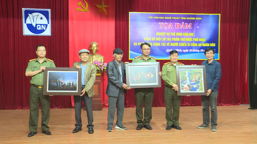 Hội viên Hội Nghệ sĩ Nhiếp ảnh Việt Nam tặng tác phẩm sáng tác về đề tài người chiến sĩ công an nhân dân cho cán bộ, chiến sĩ Công an tỉnh.