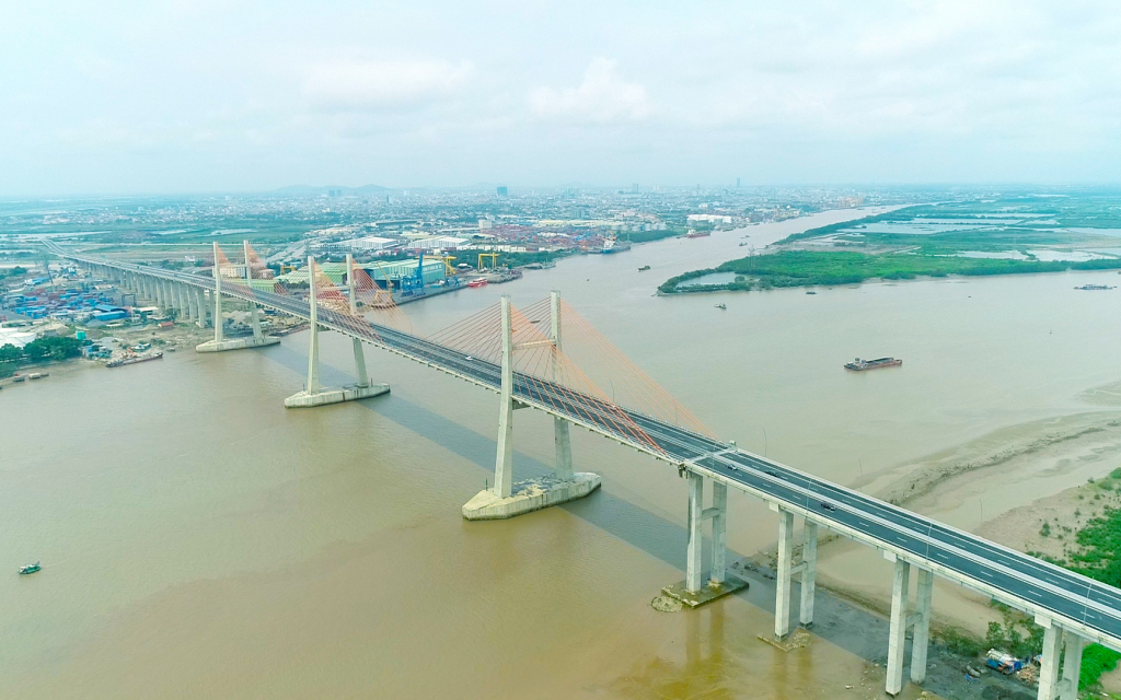 Cầu Bạch Đằng được hoàn thành, đưa vào khai thác năm 2018, tạo điều kiện thông thương hàng hóa giữa Quảng Ninh với các tỉnh, thành trong cả nước.