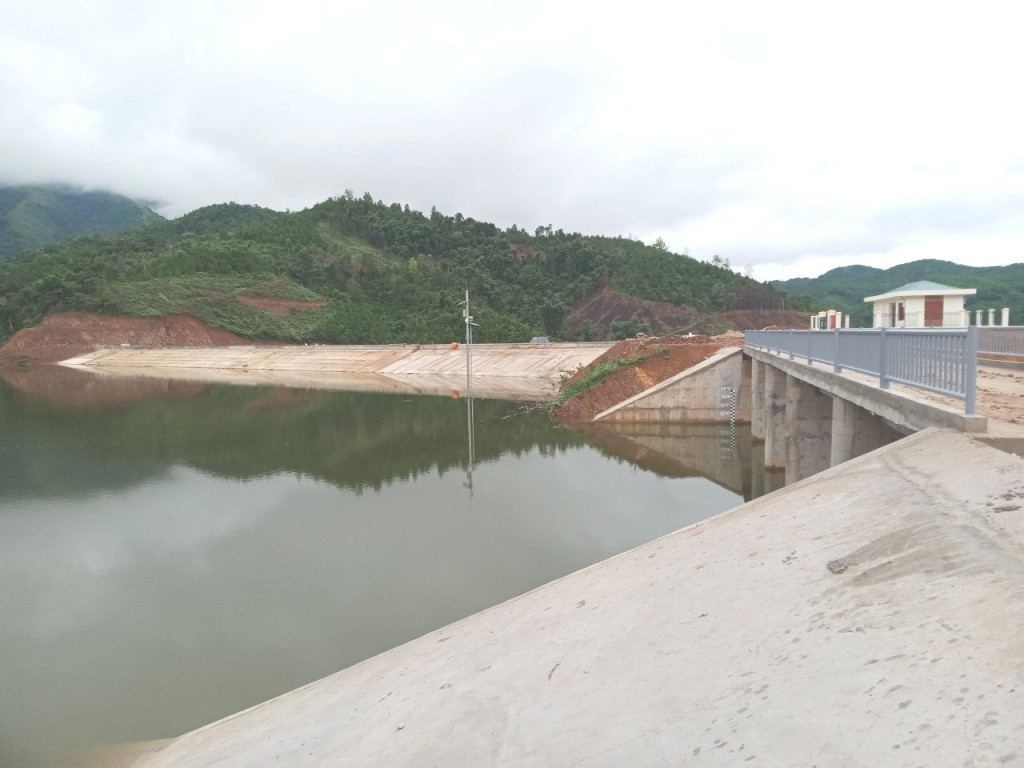 Công trình hồ chứa nước với dung tích 0,74 triệu m3 thuộc dự án cấp nước sinh hoạt, sản xuất tập trung cho 4 xã vùng cao: Lương Mông, Minh Cầm, Đạp Thanh, Thanh Lâm được hoàn thành tháng 10/2021.