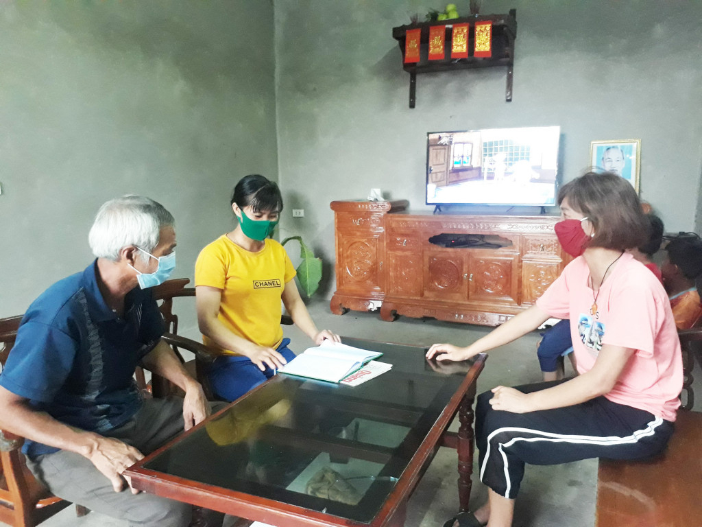 Thành viên Tổ tự quản phòng, chống Covid-19 khu Chang Nà, thị trấn Bình Liêu, huyện Bình Liêu (ở giữa) tuyên truyền công tác phòng dịch đến từng hộ dân.