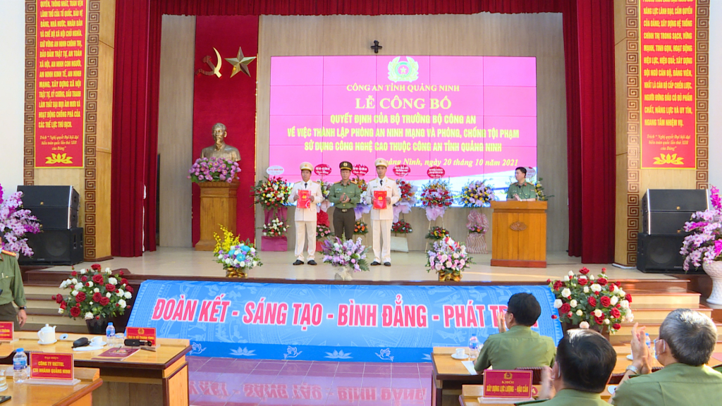 Công an tỉnh Quảng Ninh công bố quyết định của Bộ trưởng Bộ Công an về việc thành lập Phòng an ninh mạng và phòng, chống tội phạm sử dụng công nghệ cao.