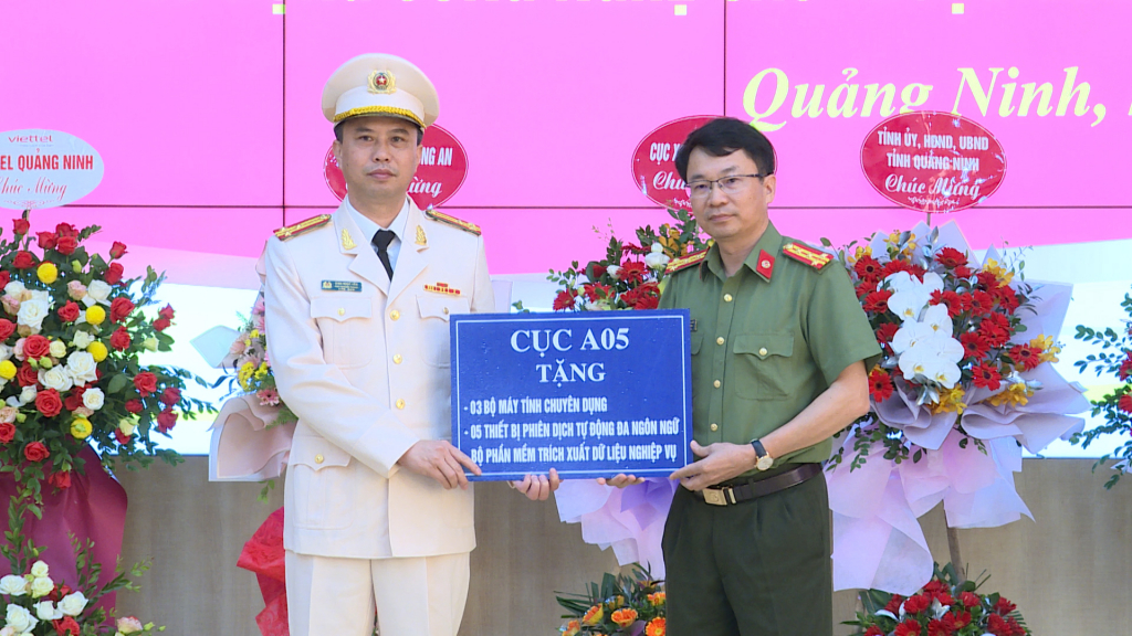 Lãnh đạo Cục Phòng an ninh mạng và phòng, chống tội phạm sử dụng công nghệ cao Bộ Công an đã trao tặng một số trang thiết bị cho Công an tỉnh Quảng Ninh.