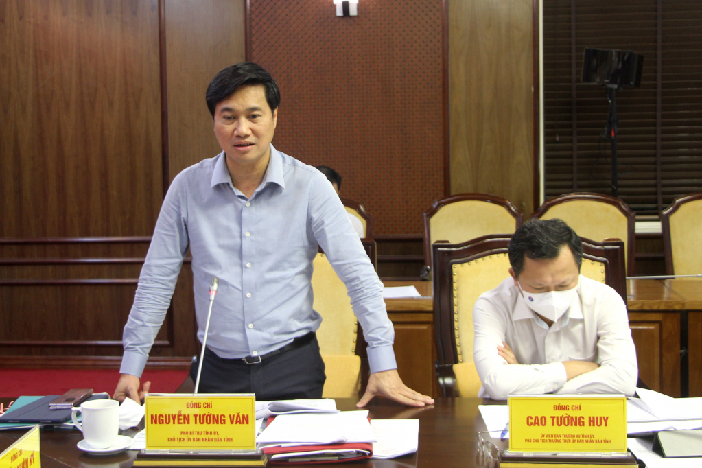 Đồng chí Nguyễn Tường Văn, Phó Bí thư Tỉnh ủy, Chủ tịch UBND tỉnh, phát biểu tại hội nghị.